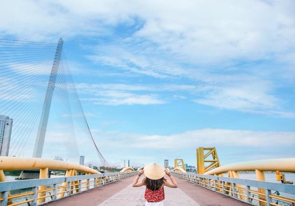 Nguyen Van Troi pedestrian bridge is the perfect place to stroll, admire the surroundings, and snap photos